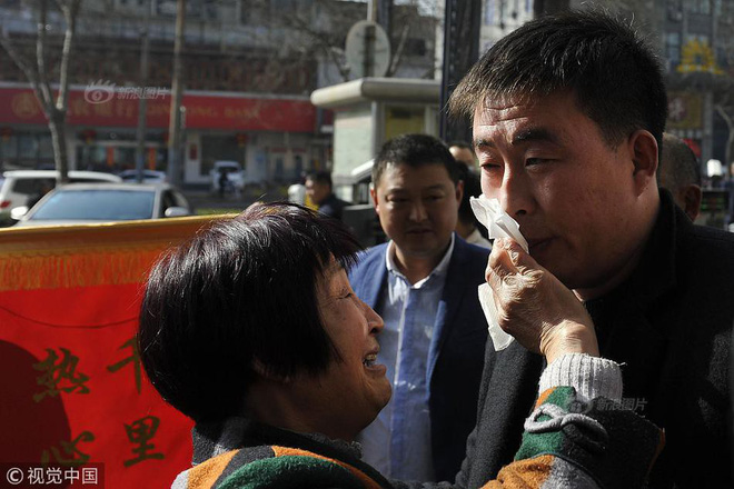 Con 5 tuổi bị mất tích trước cổng bệnh viện, mẹ nguyện làm lao công ở đó suốt 27 năm, cuối cùng nỗ lực đã được đền đáp